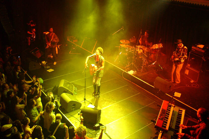foto van een concert van Ayo in Paradiso, Ayọ, 13 september 2007