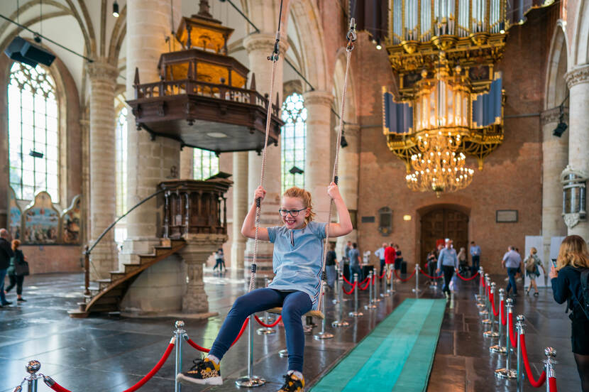 Schommelen in de Pieterskerk