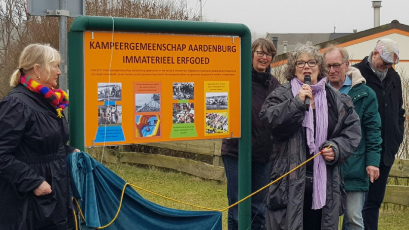 Wethouder Willeke van Ammelrooij onthult het bord immaterieel erfgoed Aardenburg