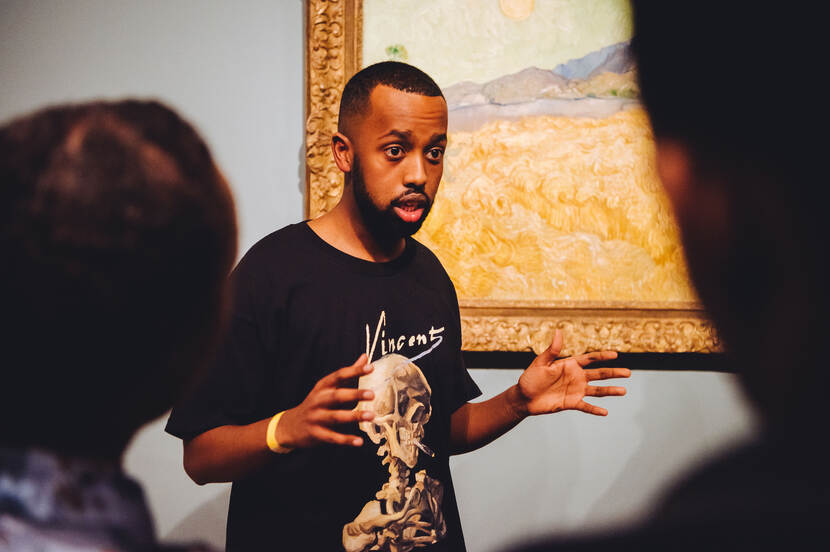 Beeldbreker Jamal geeft een toelichting bij een van de werken van Van Gogh