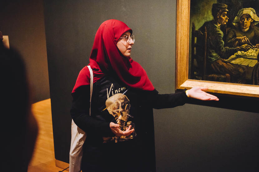 Beeldbreker Sara vertelt bezoekers over het schilderij 'De Aardappeleters' van Van Gogh