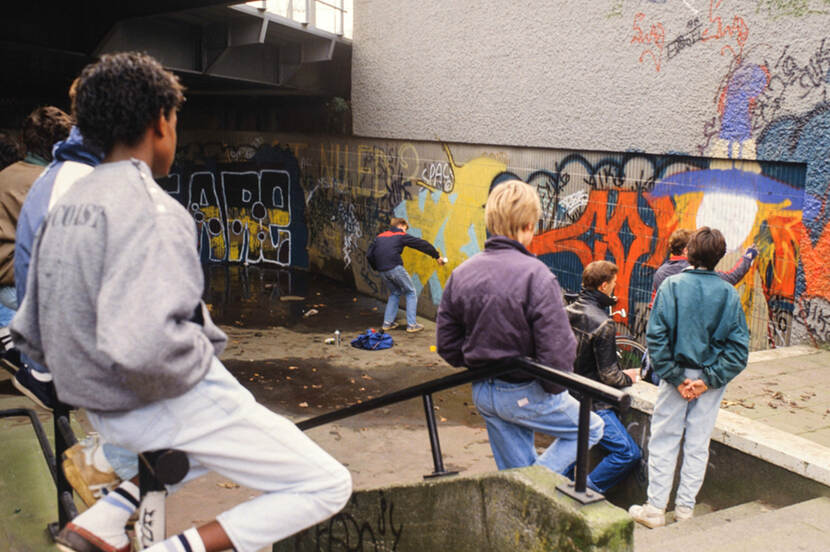 Jongeren in de jaren '80 maken graffiti rond het Waterlooplein Amsterdam