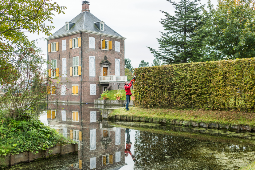 Vrijwilligers actief in groenonderhoud van Buitenplaats Hofwijck.