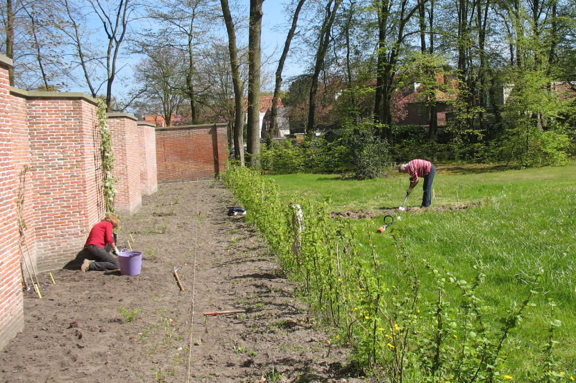 Vrijwilligers onderhouden de moestuinen en het park van Buitenplaats Berbice.