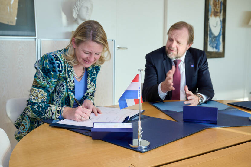 Tanja Gonggrijp en Bjørn Berge tekenen het verdrag van Faro
