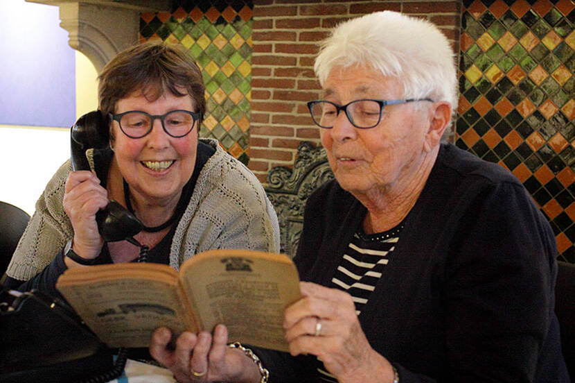 Twee dames telefoneren zoals dat vroeger ging