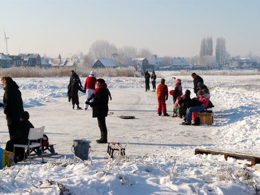 Schaatsen op natuurijs bij de Fronikboerderij