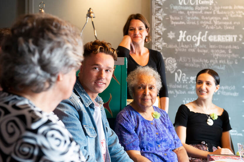Verschillende generaties in gesprek tijdens de Familiedag van Tracing Your Roots