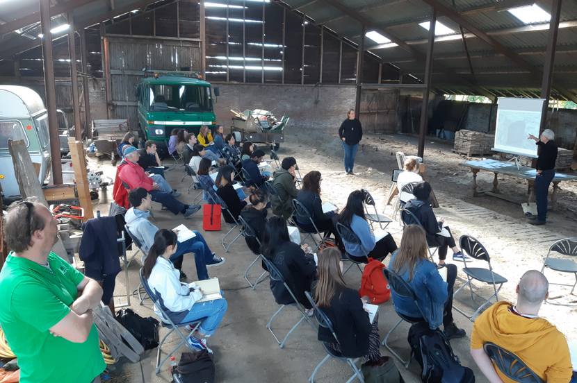 Buurtbewoners met elkaar in gesprek over de Vughterpolder.