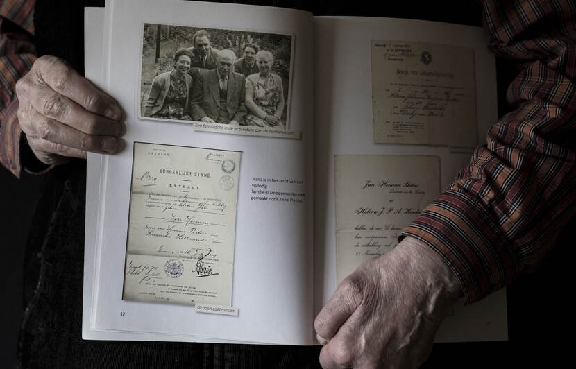 Hans Pieters, geboren in 1944 in Arnhem en gevlucht tijdens Slag om Arnhem, laat zijn familieportret zien van vóór de oorlog. Tijdens de oorlog is hij zijn broer verloren.