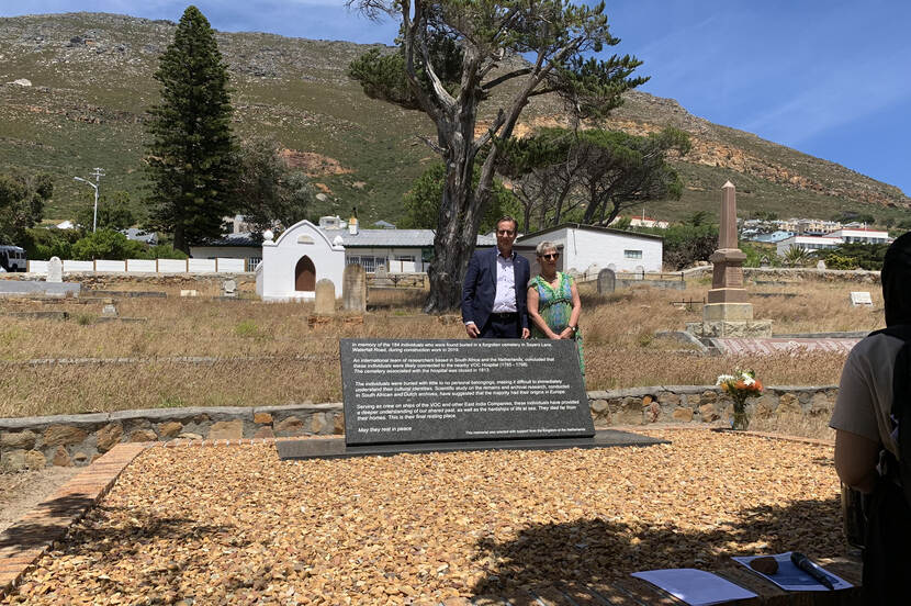 Anroux Marais en Johan van de Hoef achter het onthulde monument.