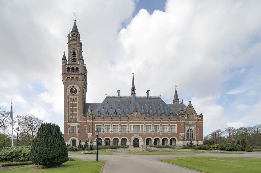 Het gebouw van het Vredespaleis met het park op de voorgrond