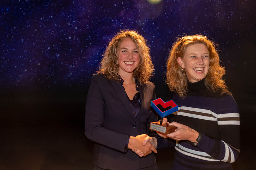 Susan Lammers reikt de trofee voor het Museumtalent 2019 uit aan Boukje Schaap