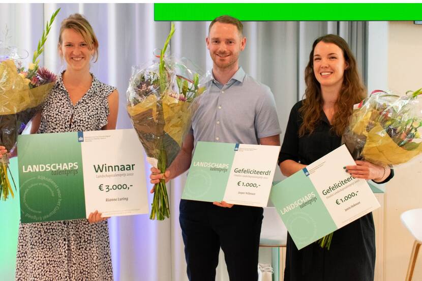 Drie finalisten van de Landschapstalentprijs met bloemen en een waardecheck