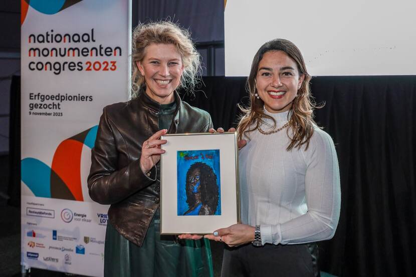 Twee vrouwen die een prijs vasthouden