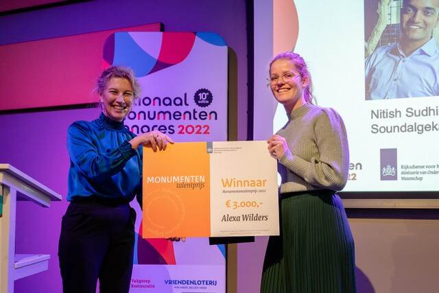 Directeur Susan Lammers overhandigt een cheque aan Alexa Sies-Wilders die de Monumententalentprijs 2022 wint
