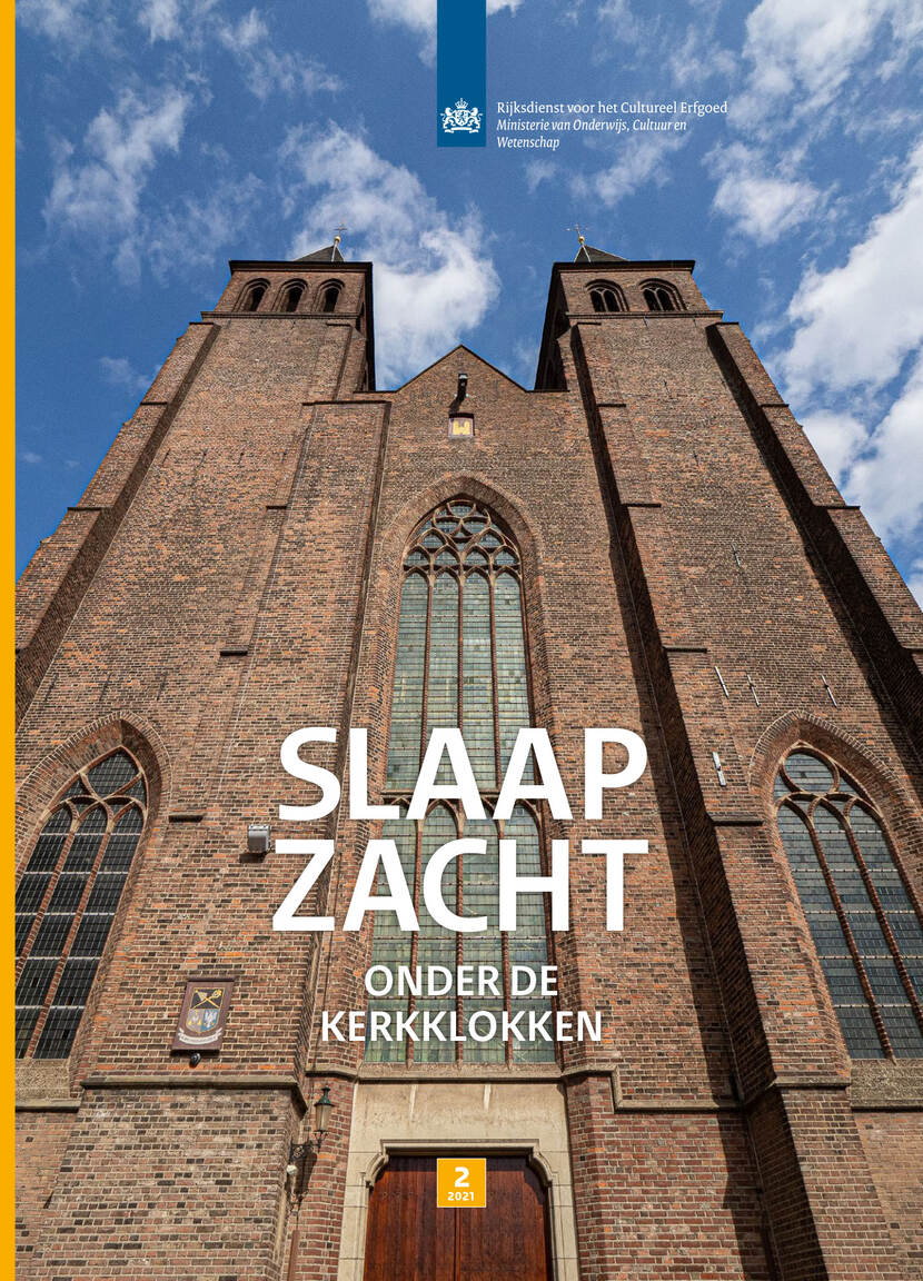 Voorkant van een kerk met daar overheen tekst in witte letters 'Slaap zacht onder de kerkklokken', cijfers in geel blokje 2-2021 en logo RCE bovenaan.