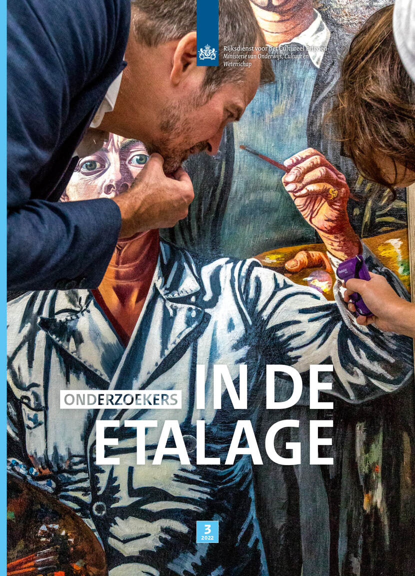 Voorkant van het RCE Tijdschrift in augustus 2022, met persoon die naar een schilderij uit de 20ste eeuw kijkt.