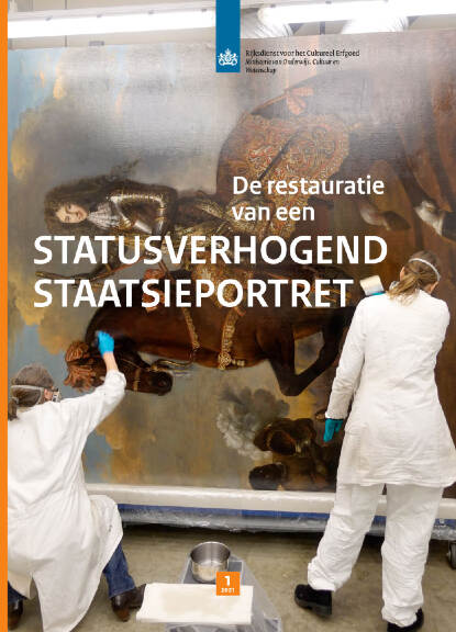 Voorkant tijdschrift RCE nummer 1 in 2021 met twee restauratoren aan het werk aan groot schilderij met Maurits Lodewijk I van Nassau op een paard.