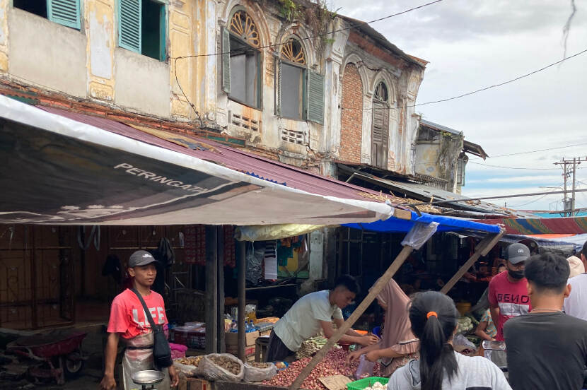 Detail van omslag tijdschrift RCE 4, 2024, met de markt van het Indonesische Labuhan Deli