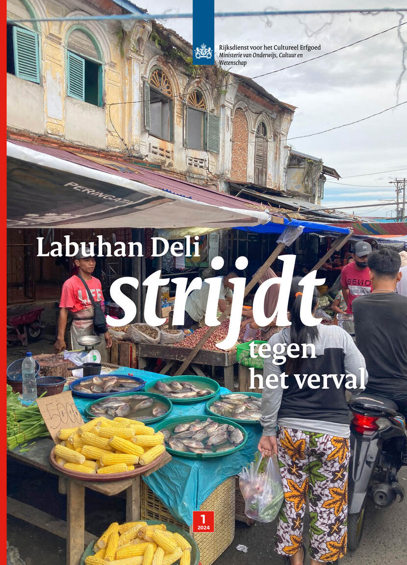 marktje met mensen en vervallen gevels