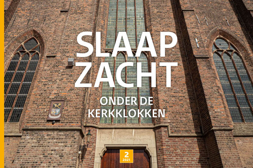 Deel van voorkant kerk met tekst 'Slaap zacht onder kerkklokken', nummer 2-2021 en logo RCE bovenaan