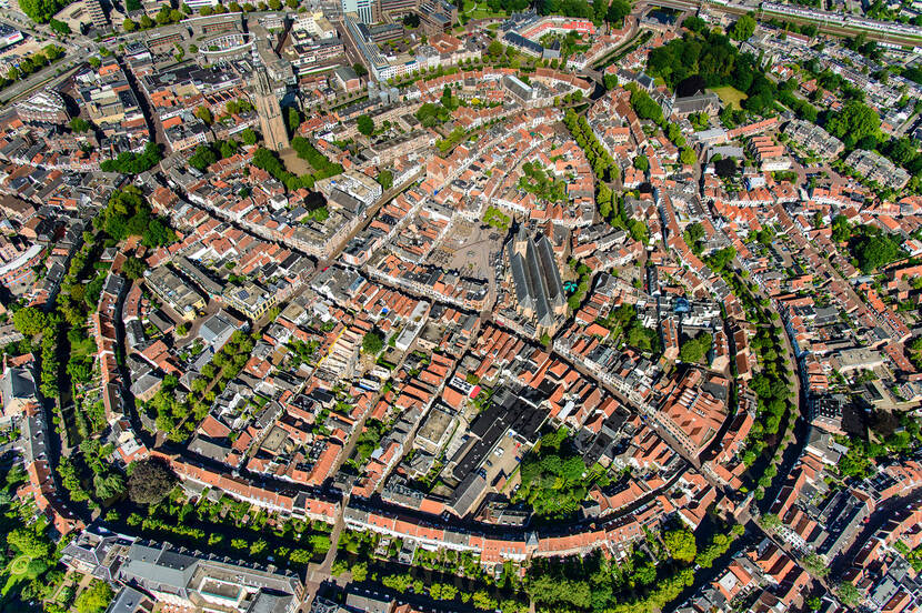 Luchtfoto van het stadscentrum van Amersfoort met de beeldbepalende torens en kerken. Foto Siebe Swart, 2017.