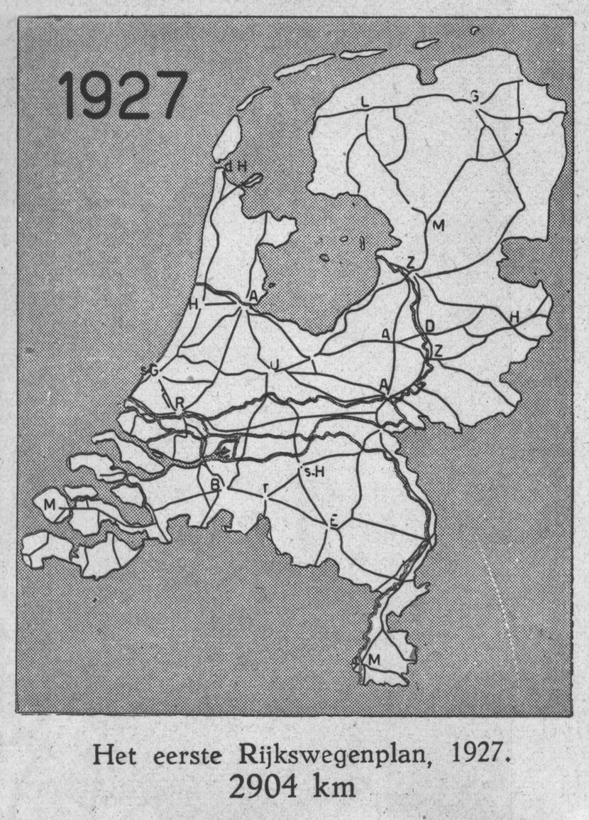 Oude kaart van wegen in Nederland, in zwartwit met het jaartal 1927 en de tekst "Het eerste rijkswegenplan - 1927 - 2904 km"