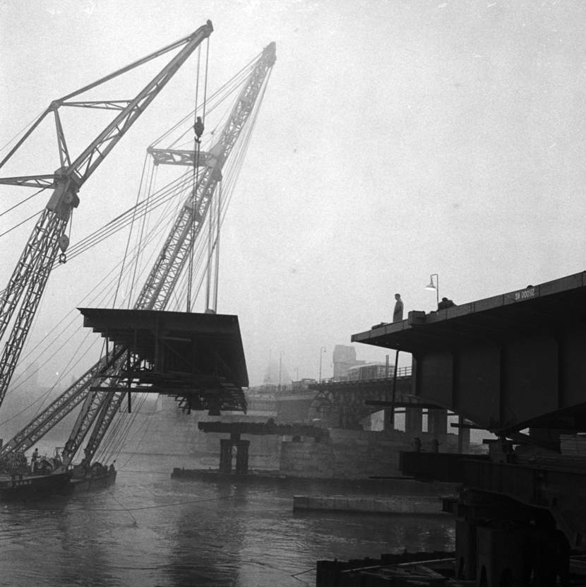 bouw van brug over de Maas