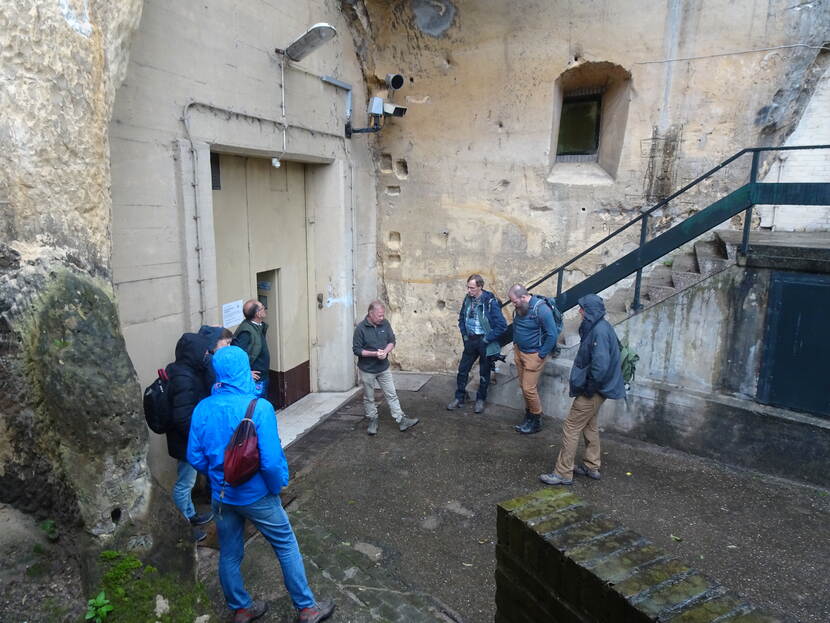 Groep mensen voor de ingang van de bunker