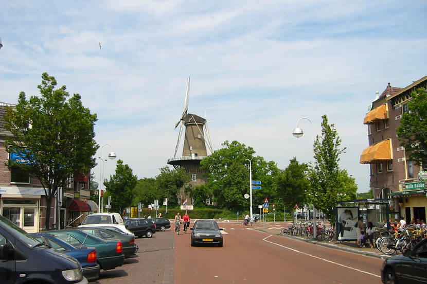 Straat met ronde stenen stellingmolen