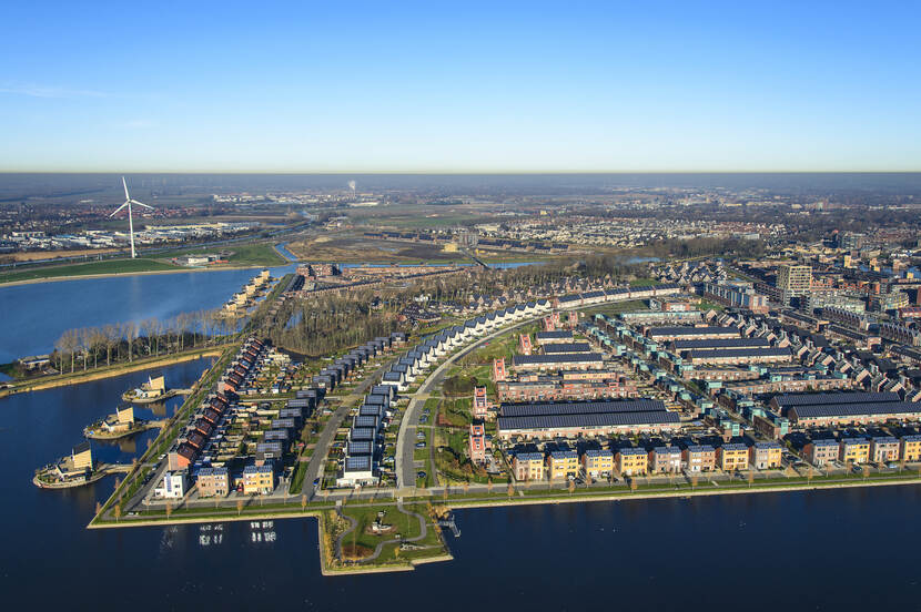 Luchtfoto van nieuwbouwwijk met energiezuinige huizen in de Polder Heerhugowaard, tussen de dorpskern van Heerhugowaard en Alkmaar
