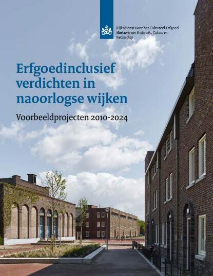 Omslag van de publicatie 'Erfgoedinclusief verdichten in naoorlogse wijken'. Op de omslag zijn verschillende woningen in een straat in de wijk Kloosterbuuren in Den Haag te zien. In de straat zijn ook enkele bomen zichtbaar.