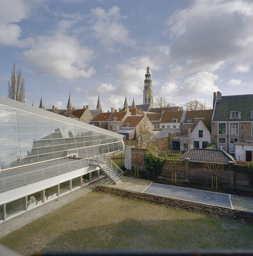 Zicht op binnenplaats en nieuwbouw, gezien vanaf zolder oudbouw