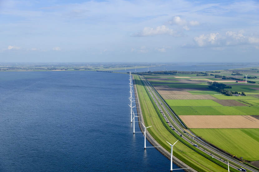 luchtfoto van windmolens langs de IJsselmeerdijk bij Lelystad