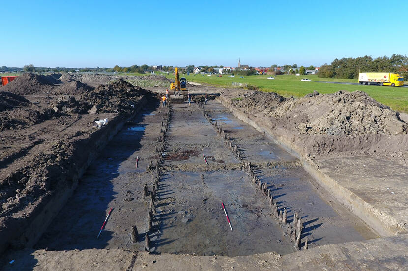 Opgraving van de palen van de Romeinse Limesweg aangelegd in 124-125 n.Chr. bij Valkenburg (ZH)