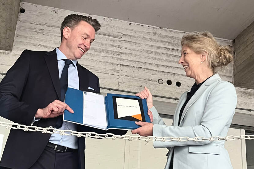 eigenaar van het ENCI-terrein krijgt monumentenschildje met daaop de tekst 'Rijksmonument' overhandigd van de directeur RCE