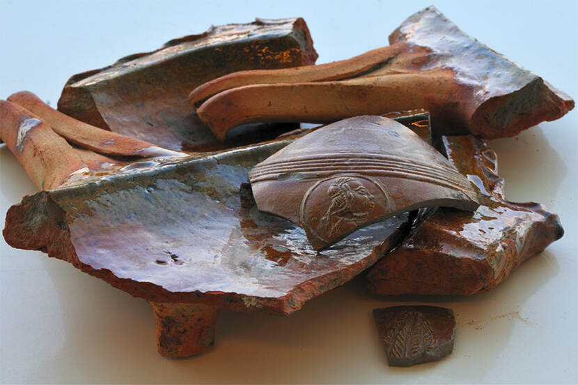 Scherven van zestiendeeeuwse aardewerken pannen gevonden tijdens het proefsleuvenonderzoek in 2010 op kloosterterrein Klaarkamp.
