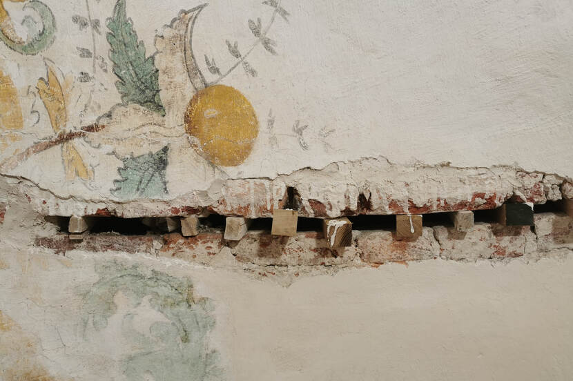 Scheur in de muur van de Hippolytuskerk opgevuld met houten wiggen