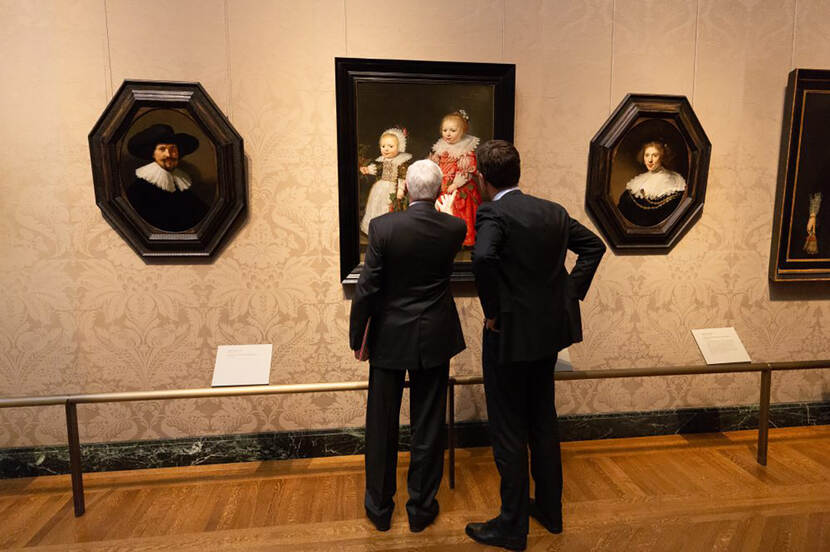 foto van Eijk de Mol van Otterloo en Minister President Mark Rutte in het Museum of Fine Arts, Boston