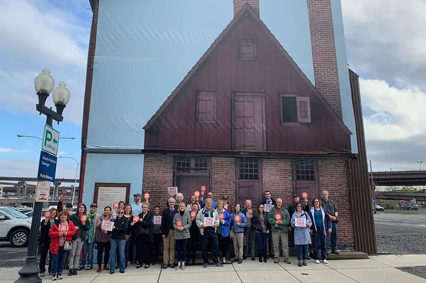 foto van een groep bezoekers bij het pand 48 Hudson Avenue