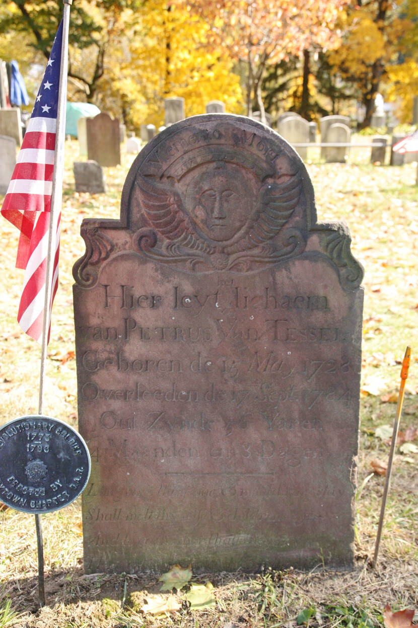 foto van een grafzerk op begraafplaats Sleepy Hollow New York
