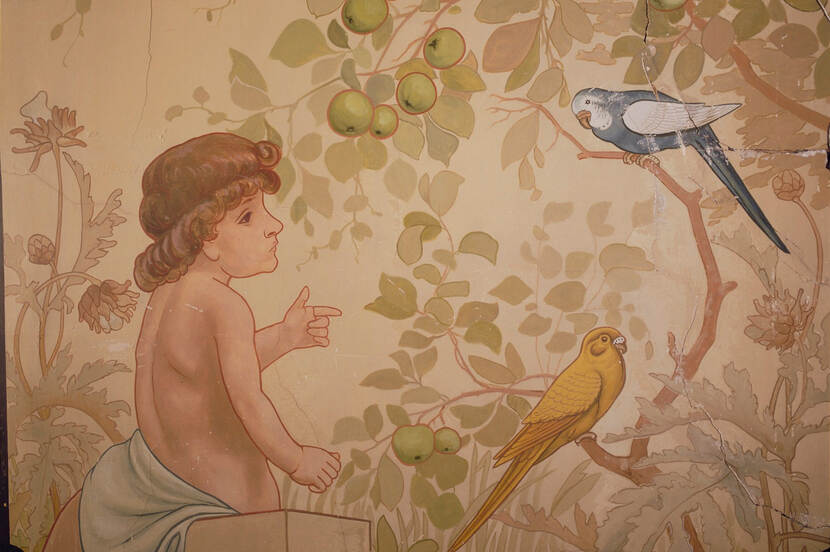 Muurschildering op de overloop, kindje bij een appelboom met twee papegaaien
