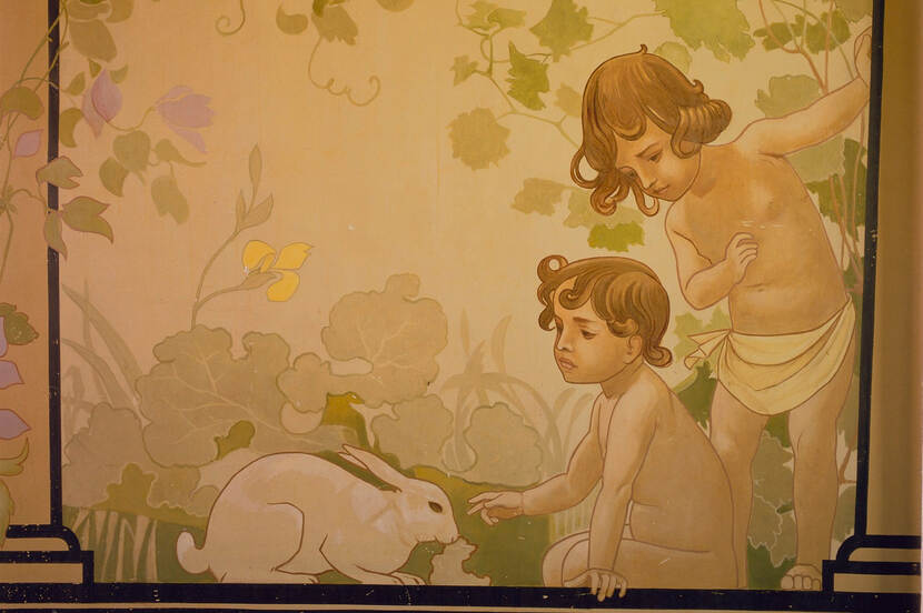 Muurschildering op de overloop, twee kinderen met een konijn