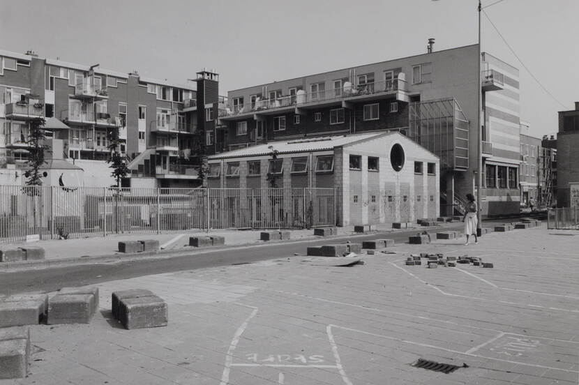 Rechts: Kinderdagverblijf Borgheem; links: achtergevels percelen Kinkerstraat