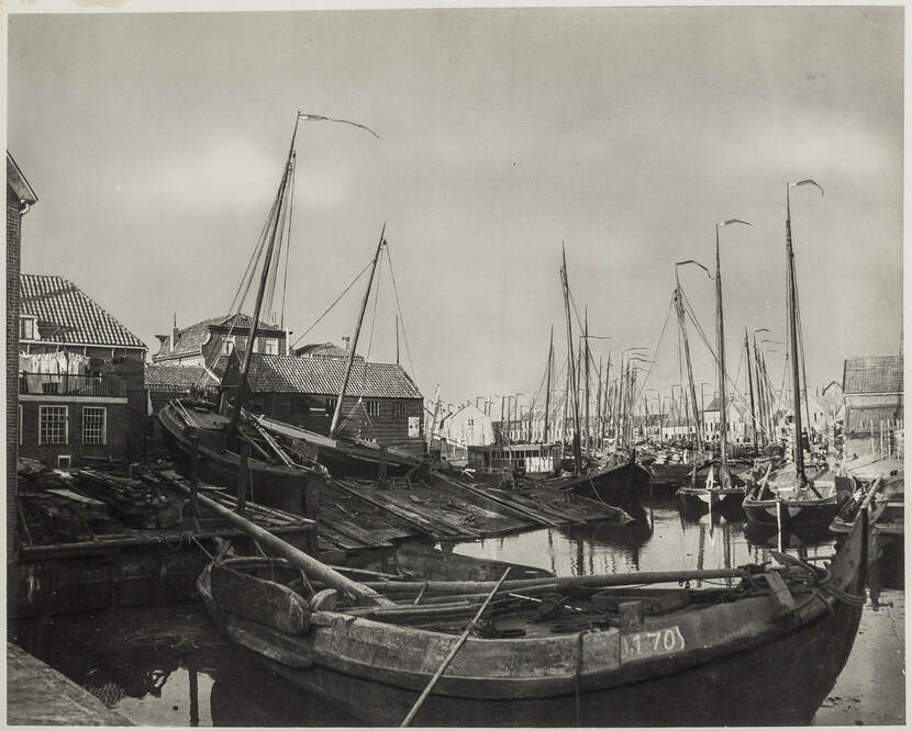 Oude foto van de Botterwerf, Spakenburg