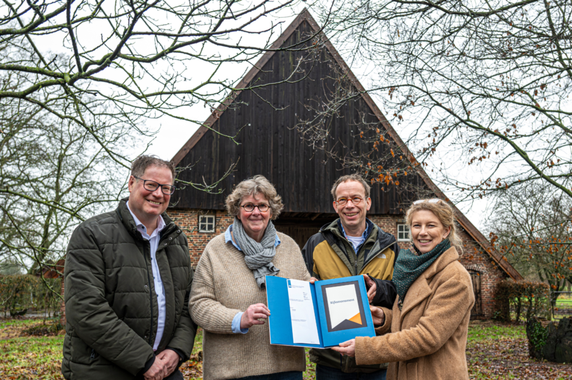 Susan Lammers reikt rijksmonumentenbordje uit aan eigenaar Klein Kattendam