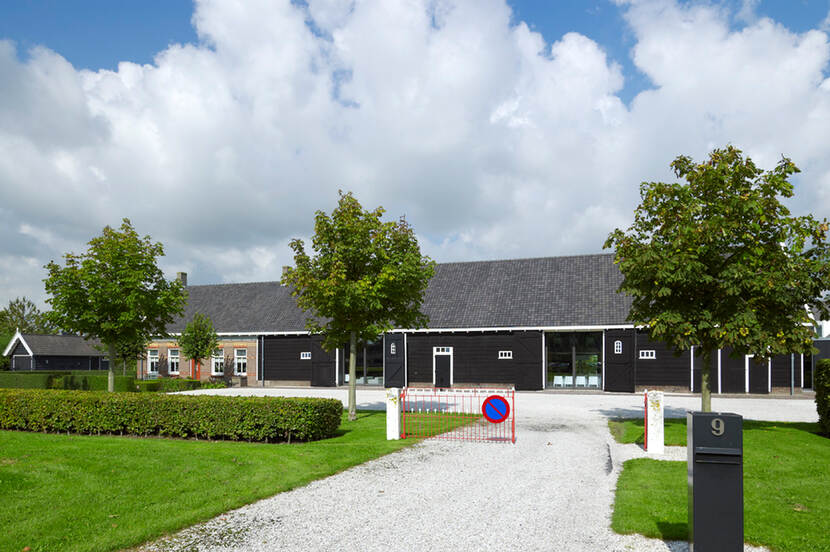 Boerderij ’t Hof Stenevate in Heinkenszand (Zeeland), omgebouwd tot een raad- en trouwzaal.