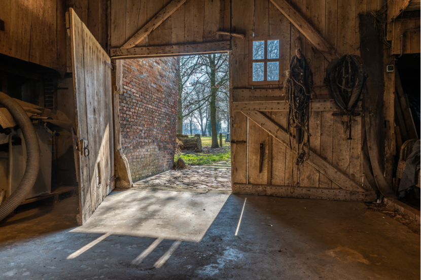 Boerderij Klein Kattendam met schuurdeur open