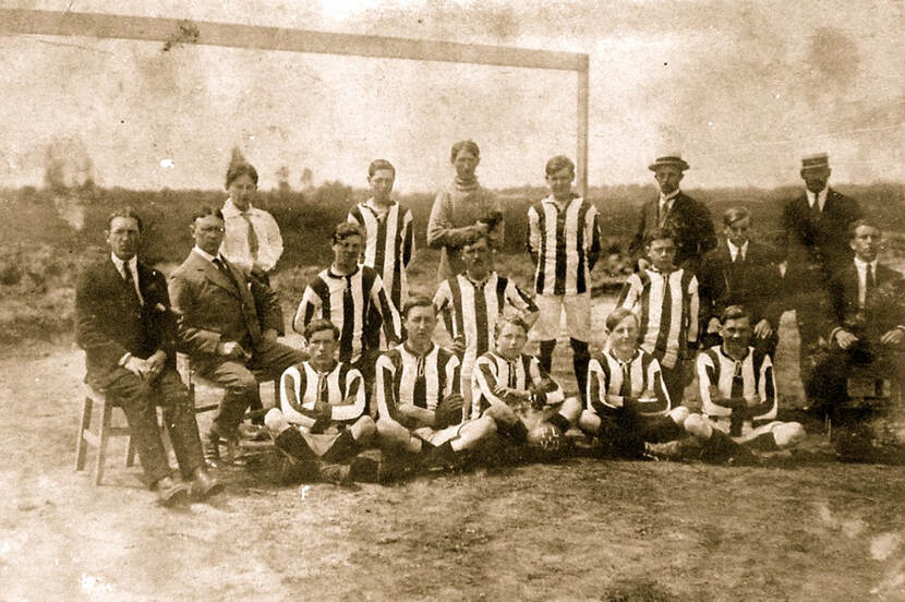 Oude foto van een voetbalteam op Het Vluchtoord, Uden
